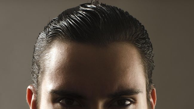 Pomade yang sebenarnya sudah ada sejak puluhan tahun silam kini mulai bergeliat kembali. Merek-merek pomade legendaris pun masih bertahan hingga sekarang.