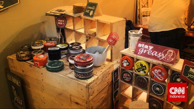 Setahun belakangan semakin ramai pria yang membawa-bawa kaleng minyak pomade ke manapun mereka pergi.