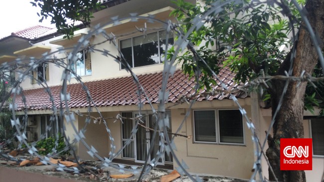 Hingga kini tidak jelas berapa penghuni rumah jabatan anggota DPR RI. Setiap tahun DPR menggelontorkan puluhan miliar untuk perawatan rumah-rumah kosong itu.