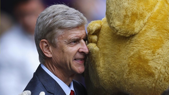 Arsene Wenger terharu karena dua hal: kemenangan 4-1 Arsenal dan nyanyian kompak para suporter.