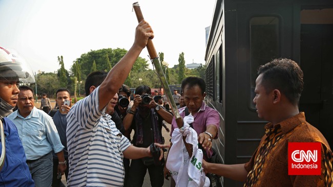 Barang bukti yang diamankan berupa batu dan kotoran kerbau. Polisi yakin tak mungkin didapatkan demonstran di Balai Kota DKI.
