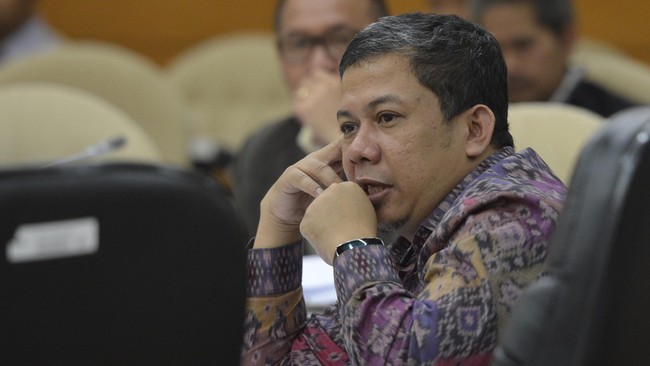 Presiden PKS Sohibul Iman mengaku telah meneken SK DPP PKS pada 1 April 2016 mengenai pemberhentian Fahri Hamzah sebagai anggota PKS.