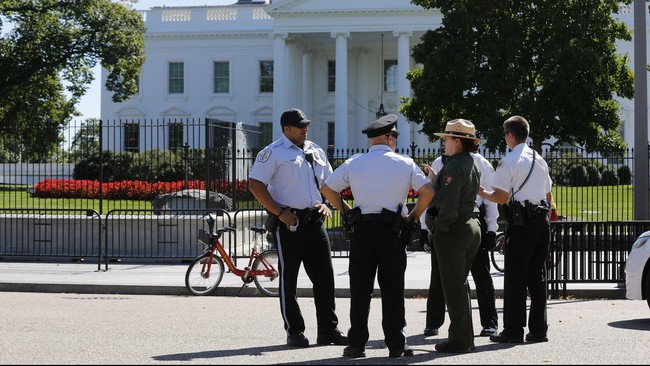 Komputer milik staf senior Presiden Barrack Obama dibobol peretas. Padahal, Gedung Putih diklaim punya jaringan internet yang sangat aman.