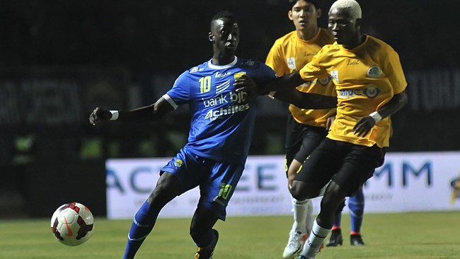 Dominasi permainan babak pertama benar-benar dipegang Persib. Tim Maung Bandung berhasil membuka keunggulan melalui gol Ahmad Jufriyanto pada menit ke-14.