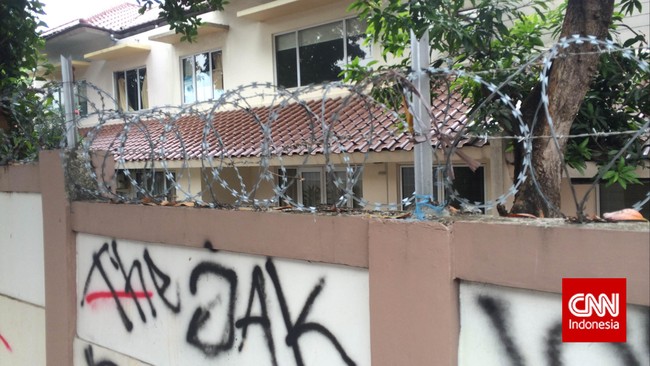 Rumah seluas 250 m2, pendingin ruangan, TV 30 inci, mesin cuci dan kulkas disediakan negara bagi anggota dewan, tahun ini menyedot Rp 36 miliar untuk perawatan.