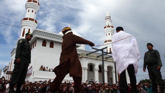 Lembaga kajian ICJR meminta pemerintah mengevaluasi hukuman cambuk di Aceh. Sejak Qanun Jinayat pada 2015, penerapan hukuman cambuk terus meningkat.