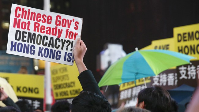 Memasuki pekan kedua, demonstrasi menuntut demokrasi di Hong Kong masih tetap bertahan di jalan-jalan utama pusat kota meski ada himbauan membubarkan diri.
