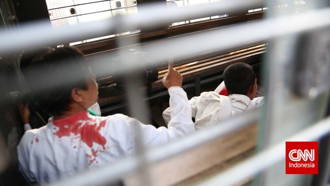 Demonstrasi anti-Ahok yang berlangsung Jumat pekan lalu berakhir ricuh. Mabes Polri membantu Polda Metro Jaya memburu Sekjen FPI Jakarta Novel Bamu'min.