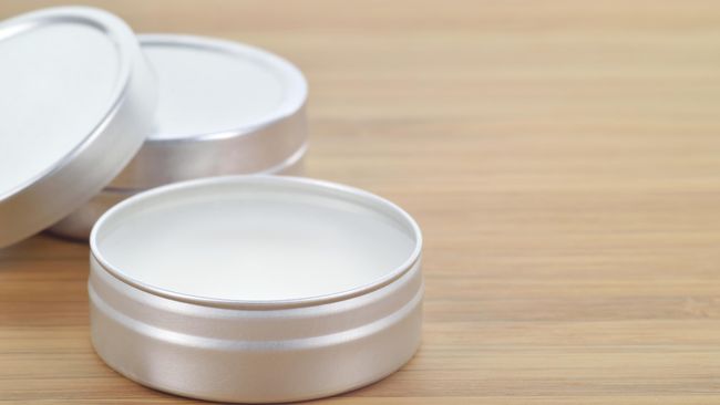 Minyak rambut atau yang saat ini tren disebut sebagai pomade adalah benda serbaguna dari semua produk penataan rambut laki-laki.