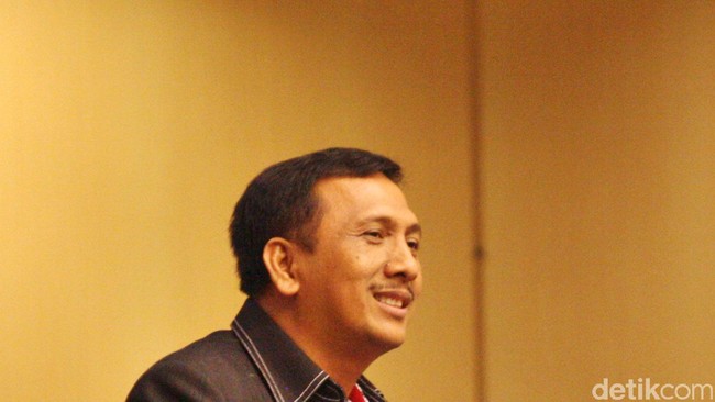 Pasek mendengar rencana aklamasi SBY sebagai ketua umum. "Ada usaha menggiring suara dengan tanda tangan di atas materai. Memangnya akta notaris?" kata dia.