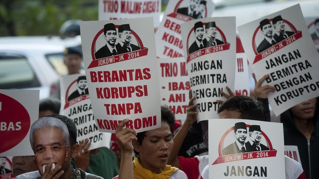Sehari setelah pelantikan Presiden Joko Widodo belum juga mengumumkan kabinetnya. Menteri bebas korupsi menjadi syarat mutlak sang presiden.