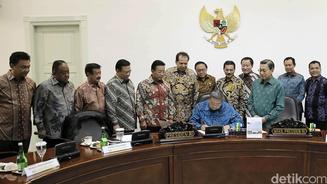 Membiarkan hancurnya nilai-nilai demokrasi dan konstitusi masuk kategori pelanggaran terhadap sumpah presiden dan janji di hadapan rakyat.