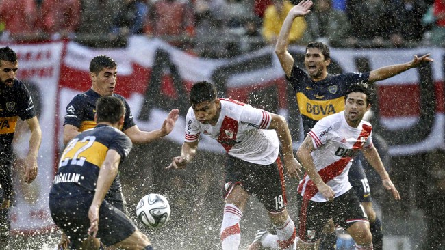 Laga semifinal leg kedua Piala Libertadores antara Boca Juniors dan River Plate akibat semprotan merica dari arah penonton.
