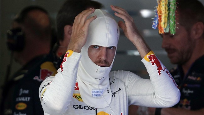 Sebastian Vettel mendapatkan banyak hadiah dalam pesta perpisahan dirinya dengan tim Red Bull Racing.