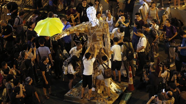 Setelah sepekan menjadi kawasan aksi demonstrasi, jalan-jalan utama di Hong Kong kembali dibuka, meskipun kesepakatan belum juga terjadi.