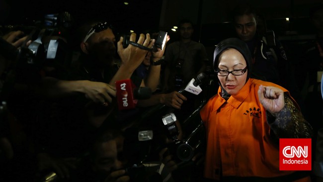 Nama anak kandung Atut, Andika Hazrumy, disebut dalam dakwaan Atut terkait kasus korupsi pengadaan alat kesehatan di Provinsi Banten.