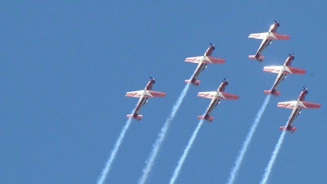 Dua pesawat aerobatik TNI AU jenis Wong Bee bertabrakan jelang acara kedirgantaraan di Malaysia. Empat awak pesawat berhasil menyelamatkan diri.