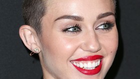 Miley Cyrus Mulai Akrabi Keluarga Schwazenegger