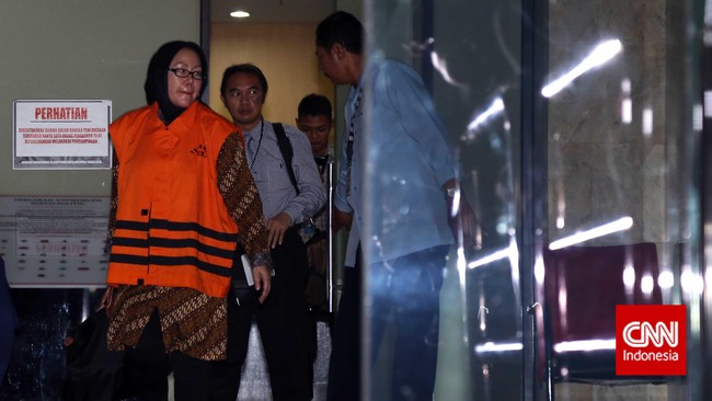 Selain Atut, Rabu ini penyidik KPK juga akan memeriksa Tubagus Chaeri Wardana Chasan alias Wawan.