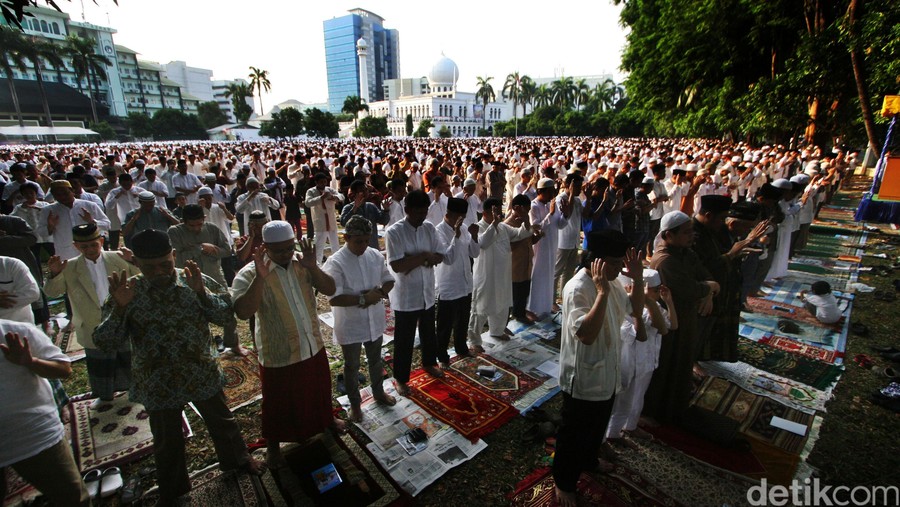 Umat islam melaksanakan shalat Idul Adha di Lapangan Sepak Bola Al-Azhar Pusat, Jakarta, Sabtu (4/10). Sebagian Umat Islam di Indonesia sudah melakukan shalat Idul Adha di sejumlah provinsi, meskipun pemerintah telah menetapkan Hari Raya Idul Adha 1435 Hijriah jatuh pada Minggu 5 Oktober 2014.