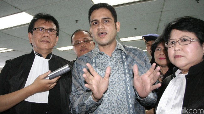 Mantan Direktur Utama Bank Mandiri Zulkifli Zaini dipanggil KPK. Dia rencananya diperiksa soal pencucian duit Nazaruddin dari kasus Wisma Atlet.