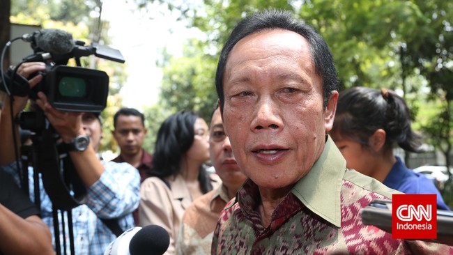 Tim Jokowi berada di hotel itu untuk membicarakan strategi. Kebetulan, tim Prabowo juga melakukan hal yang sama. Mereka pun bikin pertemuan singkat.