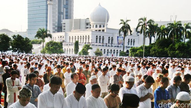 Buya Hamka memperjuangkan pendidikan islam di Masjid Agung Al-Azhar sebagai cikal bakal pendidikan bangsa Indonesia.