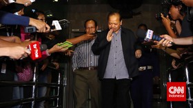 Diperiksa KPK 7 Jam, Bhatoegana Tempelkan Telunjuk di Bibir