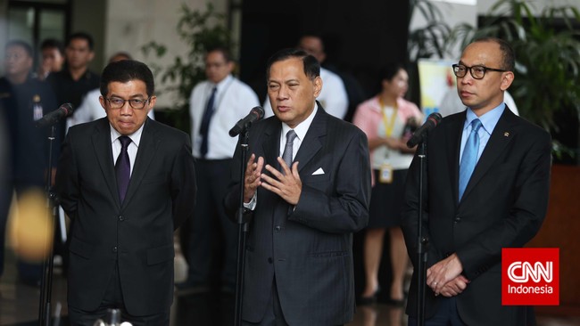 Gubernur Bank Indonesia Agus Martowardojo menyebutkan setumpuk pekerjaan rumah di sektor ekonomi menunggu untuk diselesaikan tim ekonomi Jokowi.