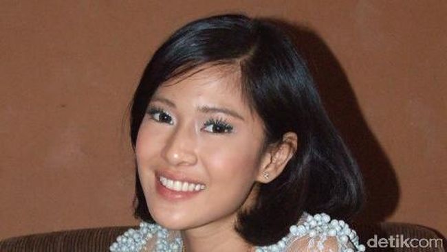 Aktris Dian Sastrowardoyo punya caranya sendiri untuk merayakan momen tahun baru bersama keluarganya. Ia berlibur ke Jepang.