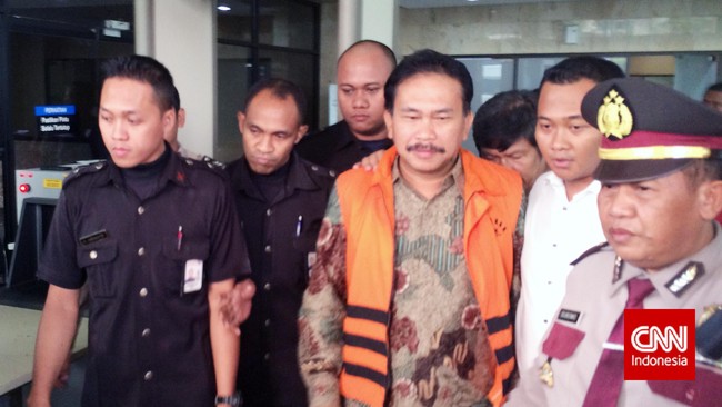Wakil Bupati Tapanuli Tengah Sukran Jamilan Tanjung dipanggil KPK. Sukran disebut pernah menghubungi Akil Mochtar mengurus sengketa pilkada Tapanuli Tengah.