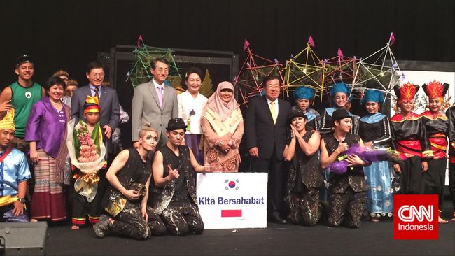Berbeda halnya dengan Indonesia yang menonjolkan budaya tradisional, Korsel memilih menghadirkan pertunjukan non-verbal yang sangat modern.