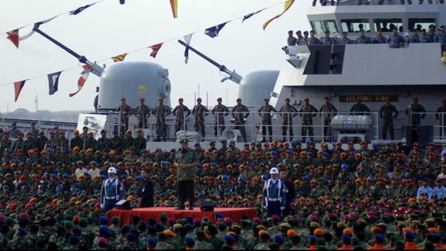 Muncul saran agar Komisi Pemberantasan Korupsi meminta fatwa dari Mahkamah Agung untuk dapat merekrut penyidik dari TNI karena UU KPK tak mengatur soal itu.