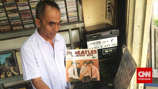 Pasar piringan hitam di Jalan Surabaya sudah ada sejak 1960-an, dan bertahan hingga kini. Kolektor berburu ke sana, termasuk para musisi luar negeri.