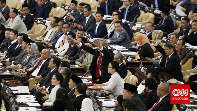 PDIP menderita kekalahan telak. Kursi pimpinan MPR, DPR, komisi, melayang dari mereka. Ketua DPR tandingan pun ditunjuk. Rapat paripurna tandingan digelar esok.