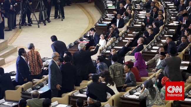 Kubu PDIP dan koalisi Prabowo belum sepakat soal pembagian kursi pimpinan komisi. Padahal PDIP sudah bersedia mendapat jatah minimal.