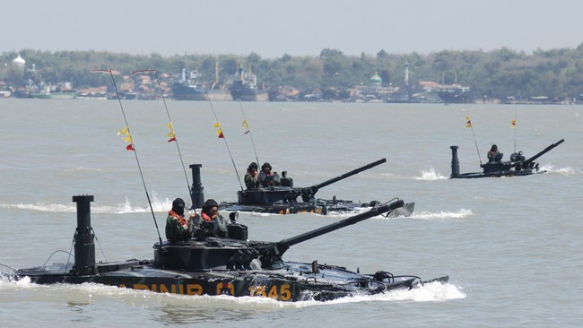 Kendaraan tempur milik TNI Angkatan Laut (AL) diterjunkan dalam proses pembongkaran pagar laut di Tangerang, Rabu (22/1).