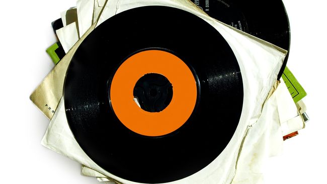 Menikmati musik dengan piringan hitam kembali menjadi tren di Indonesia. Pengamat musik, Denny Sakrie menilai, itu tak lepas dari pengaruh budaya pop.