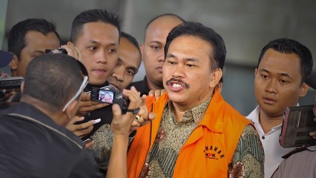 Wakil Bupati Tapanuli Tengah Sukran Jamilan Tanjung membantah telah diperintah Akbar Tanjung hubungi Akil Mochtar terkait kasus suap Bupati Tapanuli Tengah.