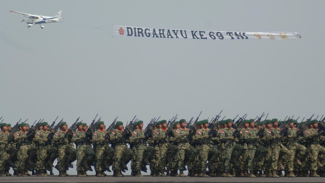 Niat KPK merekrut Perwira Tinggi TNI terganjal aturan, sebab UU KPK maupun TNI tak mengatur tentang penugasan personel TNI ke KPK. Namun KPK punya cara.