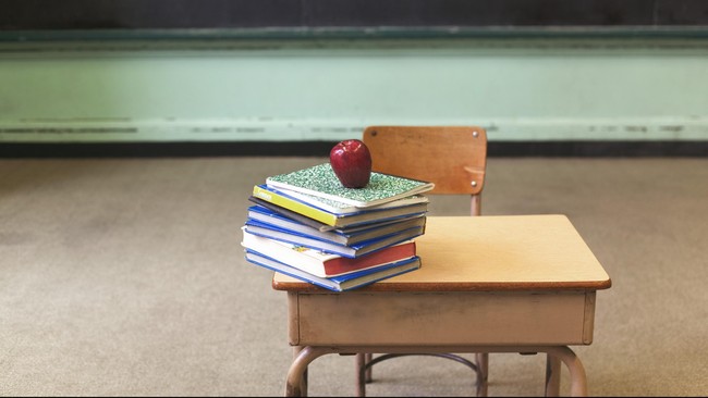 Memulai kelas dengan hal-hal yang bisa membuat murid-murid senang adalah tantangan tersendiri bagi guru. Bagaimana kalau memulai kelas dengan puisi?