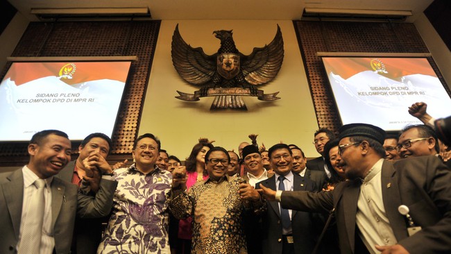 Namun MPR tak akan melakukan mediasi hari ini. "Sekarang lagi panas. Kalau kami masuk malah ditanduk," kata Wakil Ketua DPR Oesman Sapta Odang.