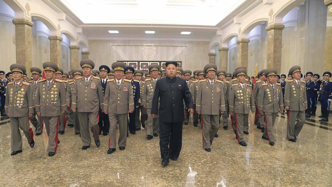 Seorang mantan pengawal mendiang Kim Jong Il yang membelot menceritakan kisahnya ketika melayani pemimpin komunis Korea Utara yang kedua tersebut.