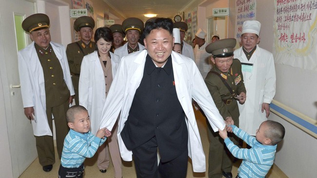Obsesi Kim Jong Un dalam memimpin negara ternyata diwarisi oleh kakek dan ayahnya, yang ternyata juga mewarisi masalah kesehatan dan psikologis ke dirinya.