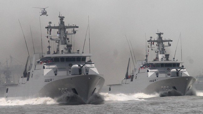 KRI Bung Tomo 357 menangkap kapal ikan berbendera Vietnam yang diduga tengah mencuri satu Ton ikan dari ZEE Indonesia.