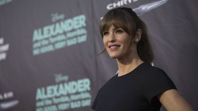 Memerankan Batman, Ben Affleck pun menjalani diet dan latihan ketat hingga posturnya berubah. Jennifer nyaris tak mengenalinya lagi, "Serasa berselingkuh!"