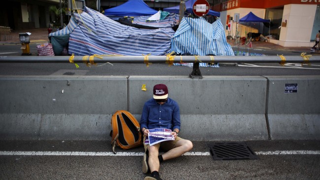 Jumlah pengunjuk rasa di Hong Kong mulai berkurang sementara perundingan dengan pihak berwenang untuk mengakhiri aksi ihanya mencapai sedikit kemajuan.