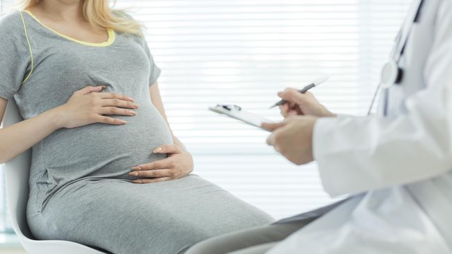 Mual dan muntah selama kehamilan trimester pertama, yang juga dikenal dengan morning sickness, bisa menjadi tanda-tanda kehamilan yang sehat.