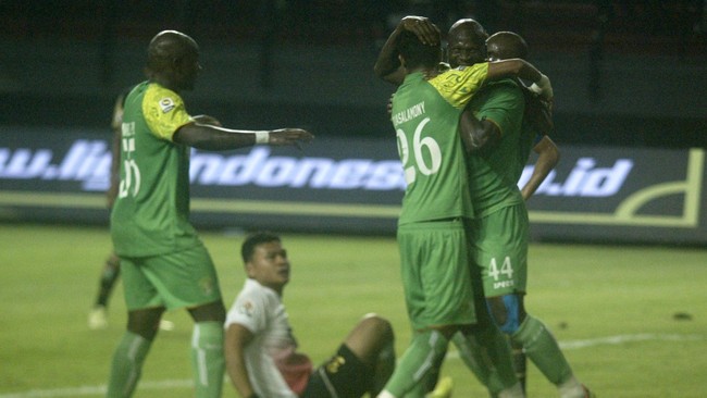 Gol bunuh diri Supardi Nasir membuyarkan kemenangan Persib pada pertandingan di Gelora Bung Tomo. Persebaya harus kehilangan Greg karena cedera lutut.