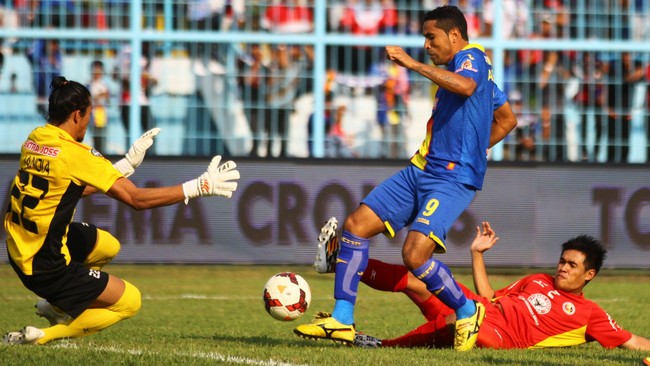 Kepastian itu didapat setelah Arema menahan imbang Semen Padang 2-2 di Stadion H. Agus Salim, Padang, Rabu (29/10). Puncak klasemen Grup K direbut Persipura.